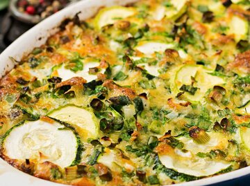 Kartoffelgratin mit Zucchini | © Adobe Stock/timolina