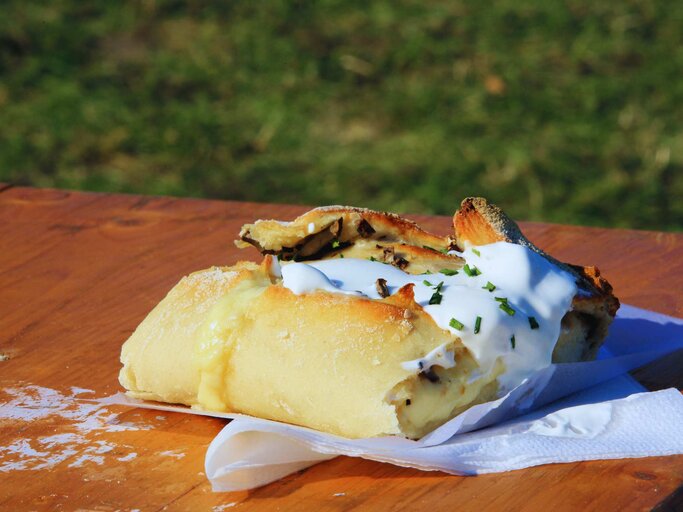 Ein Handbrot auf einem Tisch | © Adobe Stock/qphotomania