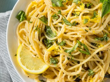 Zitronenspaghetti mit Basilikum | © Getty Images/bhofack2