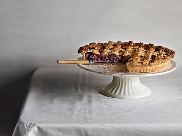 Kirschkuchen auf Etagere | © Getty Images/Miriam Garcia