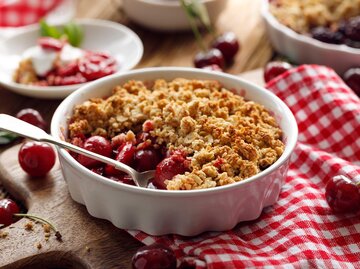 Kirsch Crumble serviert | © Getty Images/zi3000