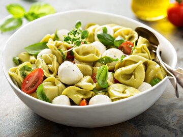 Kalter Tortellini Salat mit Gemüse | © Elena Veselova/Shutterstock.com