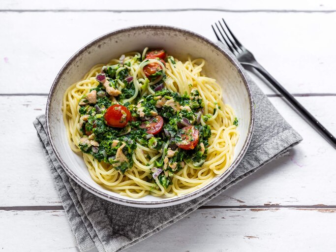 Spinat-Nudeln mit Tomaten und Parmesan | © Getty Images/Westend61