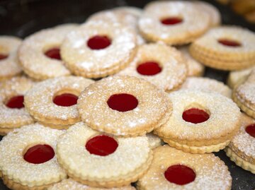 Plätzchen mit Marmeladen Füllung in der MItte | © Getty Images/Chris Griffiths