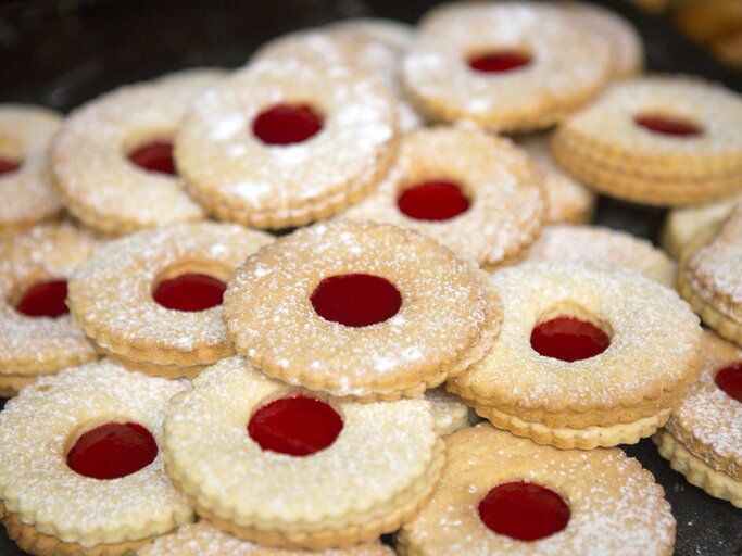 Plätzchen mit Marmeladen Füllung in der MItte | © Getty Images/Chris Griffiths