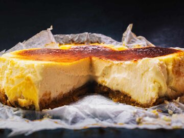 Saftiger, angeschnittener Käsekuchen mit Spekulatiusboden | © Getty Images/Cavan Images