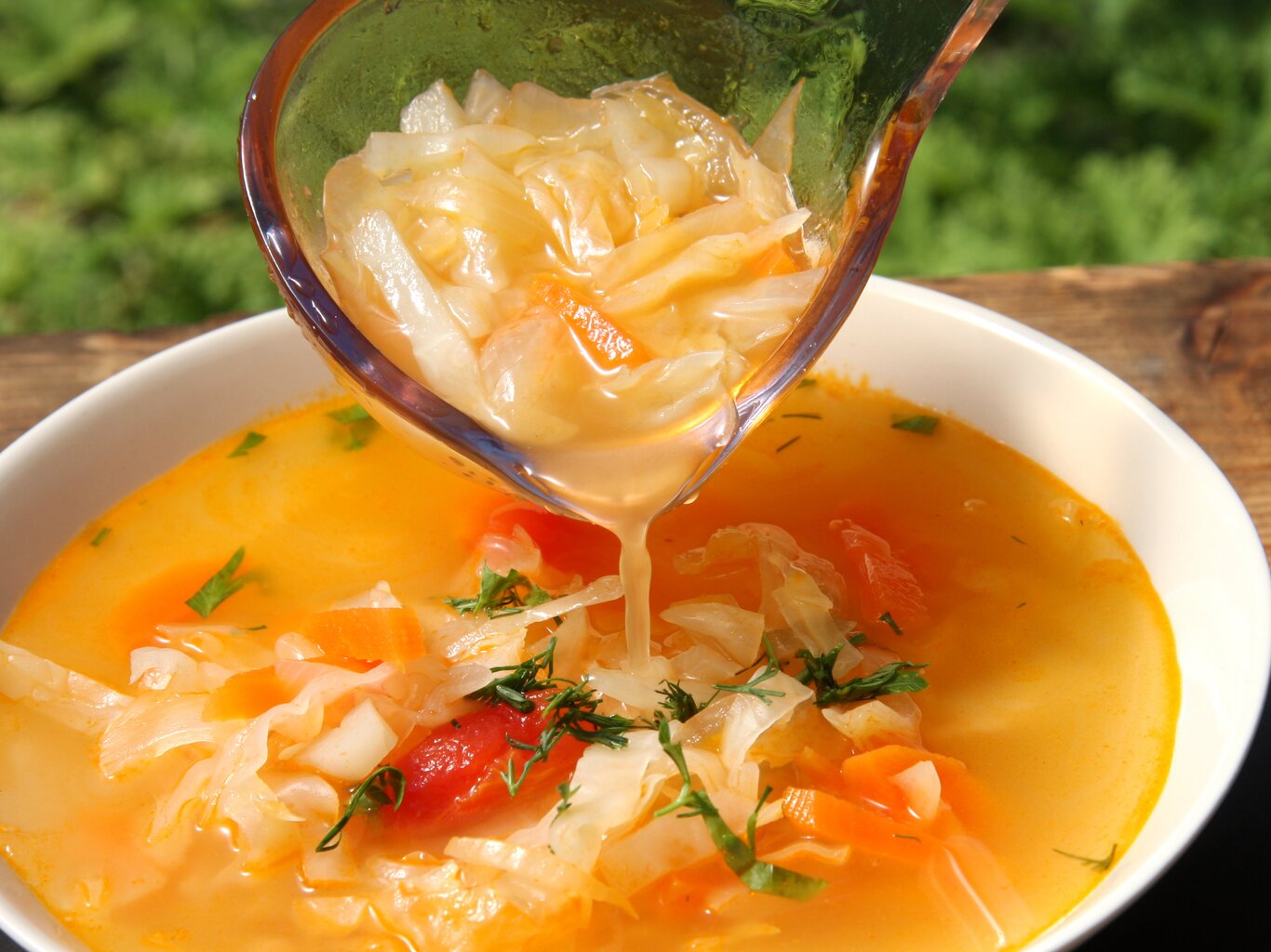 Unkompliziert und voller gesunder Zutaten: Rezept für deftige Kohlsuppe