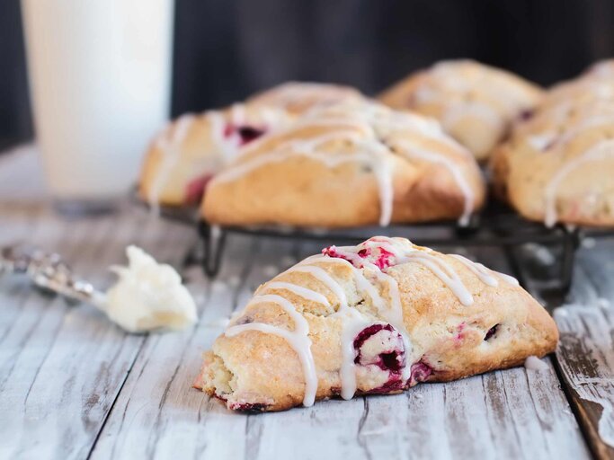 Schwarzwälder Kirsch Plätzchen mit Sauerkirschen | © Getty Images/StephanieFrey