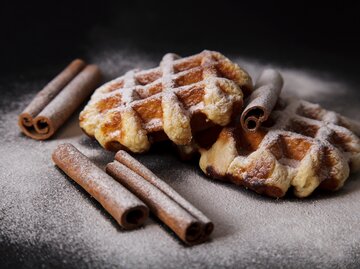 Waffeln mit Zimtstangen | © Getty Images/Ivan Todorovski / EyeEm