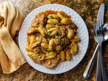 Gnocchi-Gulasch | © Getty Images/EzumeImages