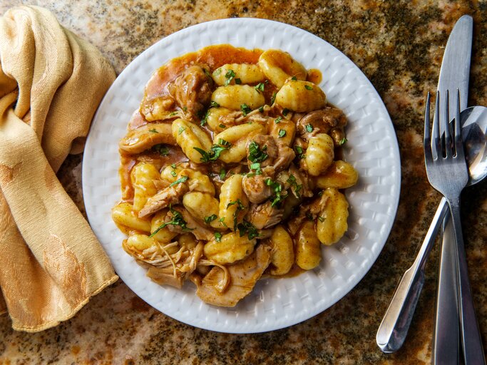 Gnocchi-Gulasch | © Getty Images/EzumeImages