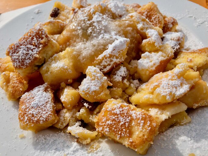 Veganer Kaiserschmarrn mit Puderzucker bestäubt | © Getty Images/SKLA