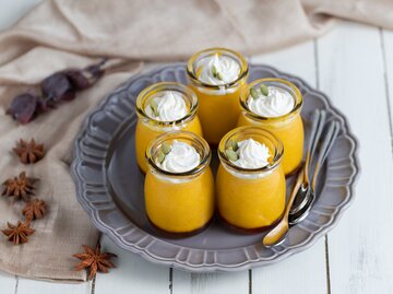 Kürbis Pudding mit Sahnehäubchen | © Getty Images/yumehana