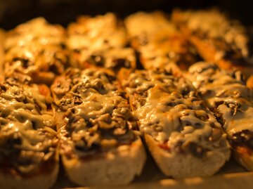 Ofenbaguette mit Champignons | © Getty Images/Damian Pawlos