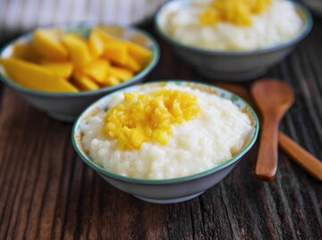 Milchreis mit Mango | © Getty Images/marrakeshh