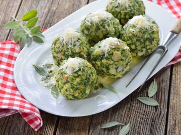 Brennnesselknödel | © Getty Images/kabVisio