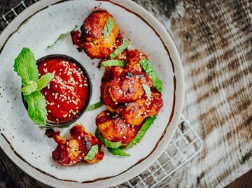 Ein Teller braun gebackene vegane Chickenwings | © Rocky89