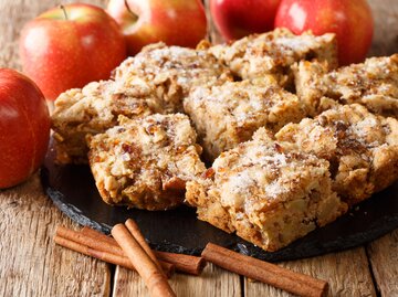 Apfel-Biskuit-Kuchen | © Getty Images/ALLEKO