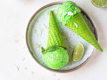 Grünes Eis in grüner Waffel | © Adobe Stock/valentinamaslova