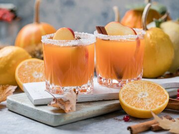 Kürbispunsch im Glas mit Apfel und Zimt | © Getty Images/Maria