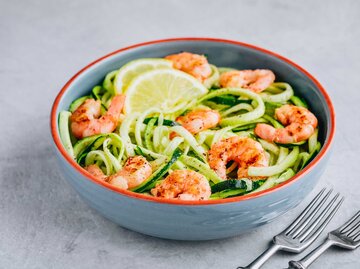 Zoodles (Zucchini-Spaghetti) mit Garnelen | © Adobe Stock/nblxer