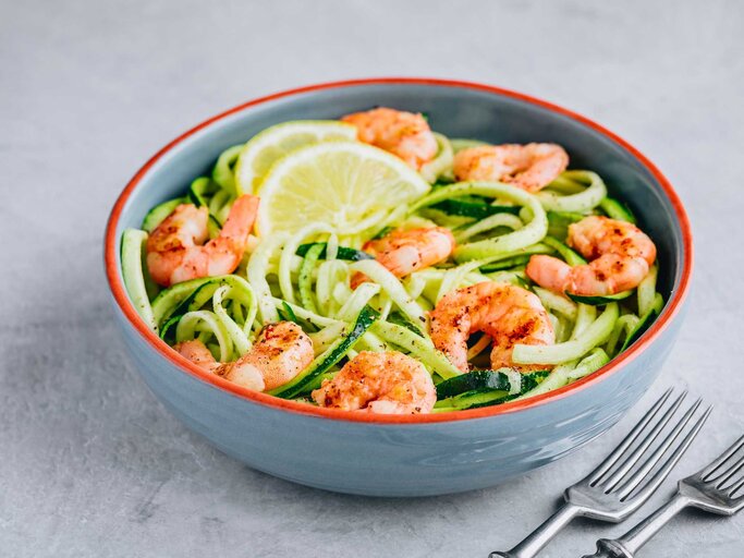 Zoodles (Zucchini-Spaghetti) mit Garnelen | © Adobe Stock/nblxer