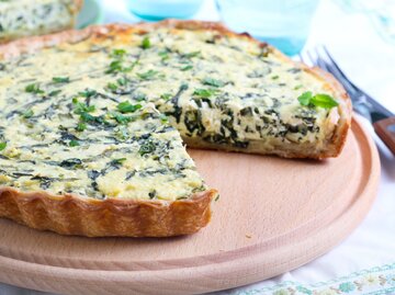 Angeschnittene Bärlauch-Quiche in Nahaufnahme | © Getty Images/manyakotic