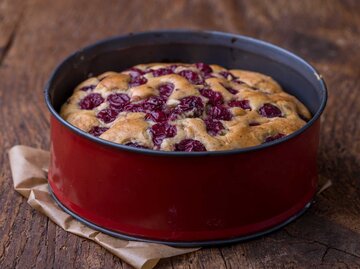 Saftiger Kirschkuchen in einer roten Springform. | © Adobe Stock/Bernd Jürgens