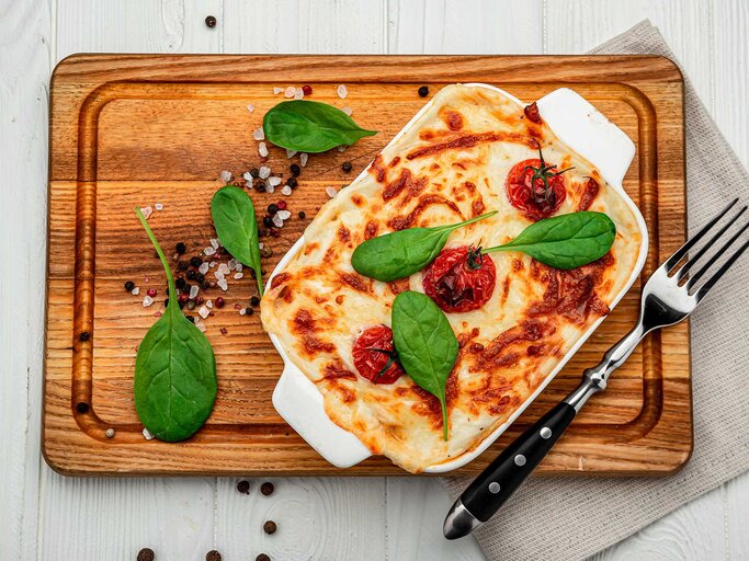 Schupfnudel-Auflauf mit Tomate und Mozzarella | © Getty Images/YuraWhite