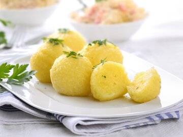 Kartoffelknödel auf Teller | © Adobe Stock/kab-vision