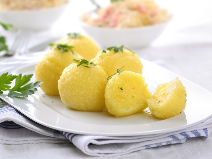 Kartoffelknödel auf Teller | © Adobe Stock/kab-vision