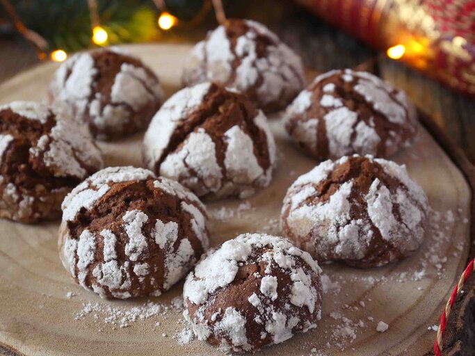 Schoko-Schneebälle, beliebte Plätzchen zu Weihnachten | © Getty Images/photosimysia