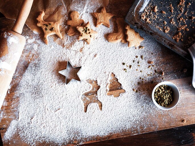 Butterplätzchen auf einer Unterlage mit Mehl | © Adobe Stock/gudrun