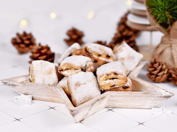 Mini Christstollen auf einem sternförmigen Teller | © Adobe Stock/Firn