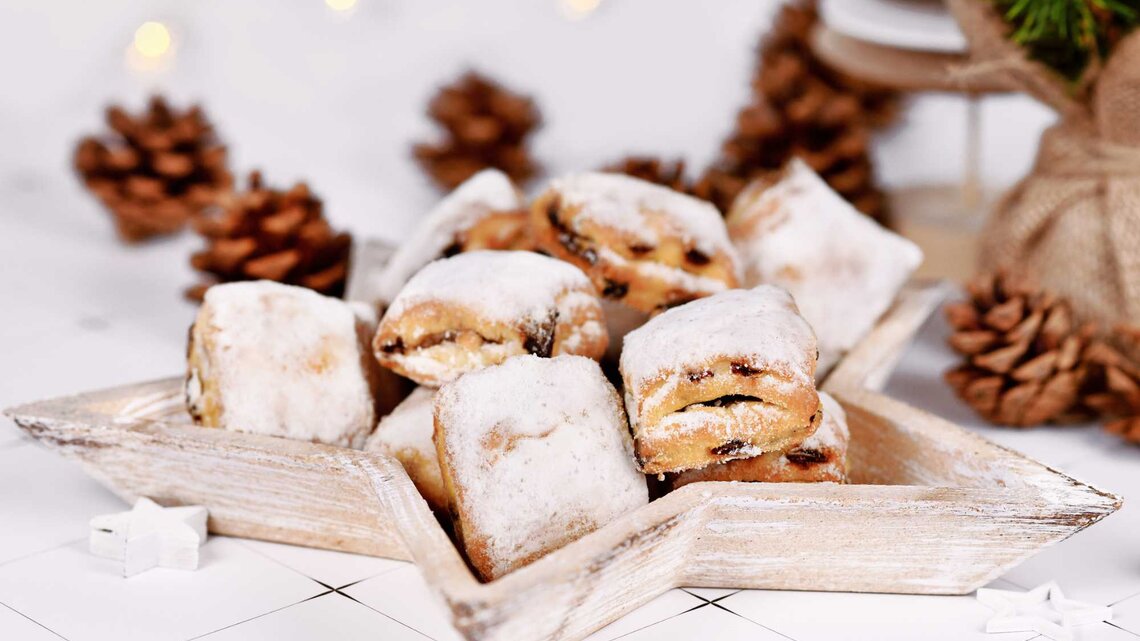 Mini Christstollen auf einem sternförmigen Teller | © Adobe Stock/Firn