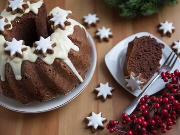 Gugelhupfkuchen mit Zimtsternen | © Adobe Stock/A_Lein