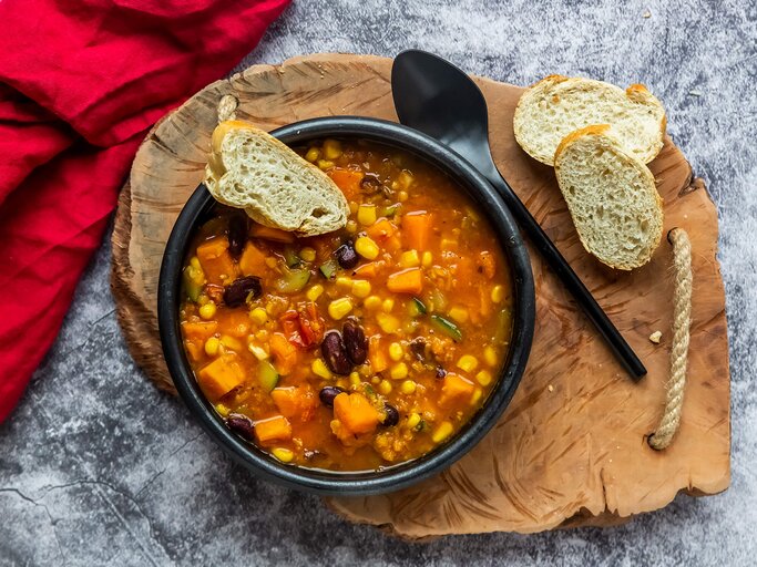 Chili con Kürbis: Das Herbst-Rezept ist schnell und vegan