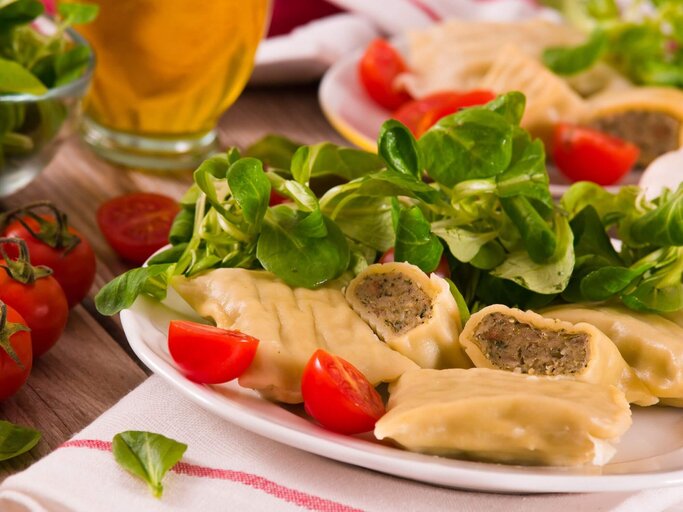 Winterlicher Maultaschen-Salat mit Zwiebeln und Tomaten