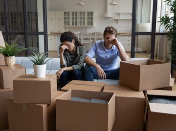 Frau und Mann verzweifelt mit Umzugskartons | © Getty Images/fizkes