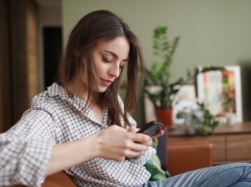 Junge Frau blockiert ihren Ex auf Social Media. | © Getty Images/Catherine Delahaye