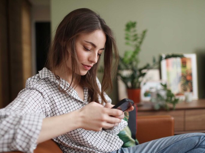 Junge Frau blockiert ihren Ex auf Social Media. | © Getty Images/Catherine Delahaye