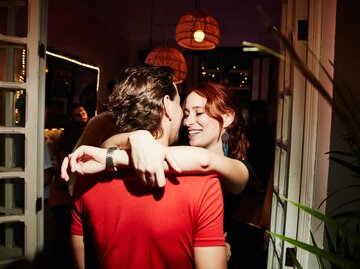 Paar umarmt sich im Club | © Getty Images/Thomas Barwick