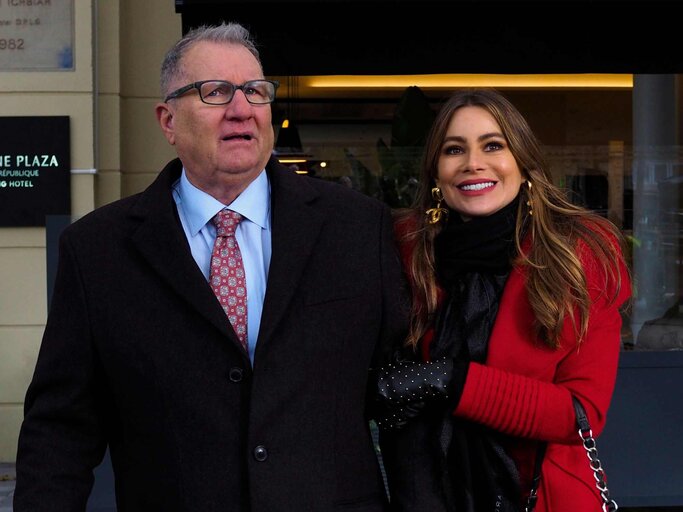 Jay Pritchett (gespielt von Ed O’Neill) und Gloria (gespielt von Sofía Vergara) aus Modern Family | © Getty Images/Bruno Calvo