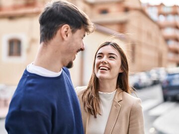 Mann und Frau schauen sich verliebt an | © Adobe Stock/Krakenimages.com