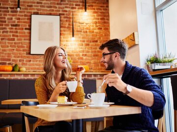 Paar bei Date in Café | © Getty Images/BartekSzewczyk