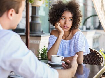 Junge Frau verdreht genervt die Augen bei einem Date | © Adobe Stock/Prostock-studio