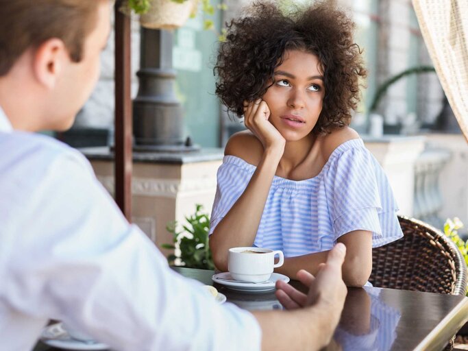 Junge Frau verdreht genervt die Augen bei einem Date | © Adobe Stock/Prostock-studio