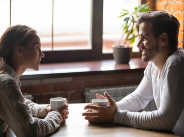 Mann und Frau unterhalten sich im Cafe | © Adobe Stock/fizkes