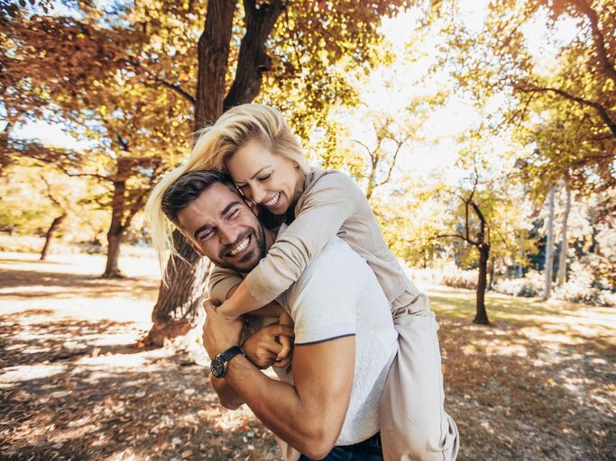 Mann hat Frau Huckepack | © Getty Images/Jovanmandic