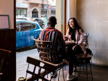 Frau und Mann bei Date in Café | © Getty Images/Westend61